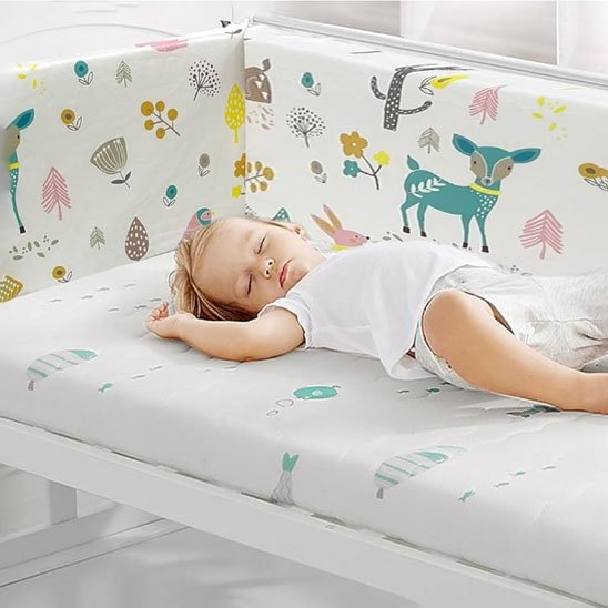 Tour de lit bébé en tissu utilisée comme élément décoratif