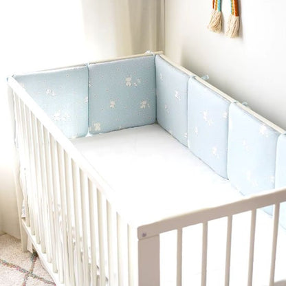 Tour de lit bébé en tissu utilisée comme élément décoratif