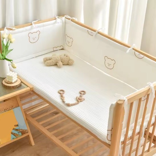 Tour de lit bébé installé autour du lit pour la décoration
