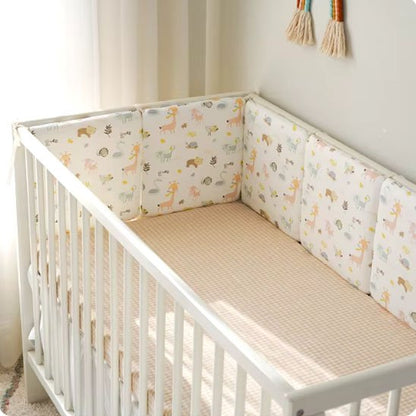 Tour de lit bébé installé autour du lit pour la décoration