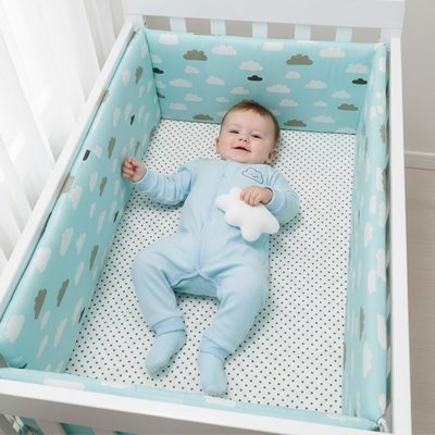 Tour de lit bébé intégré à la décoration de la chambre
