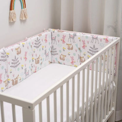 Tour de lit bébé intégré à l’univers de la chambre