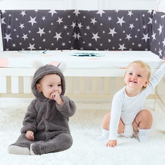 Tour de lit bébé intégrée à l’univers de la chambre bébé