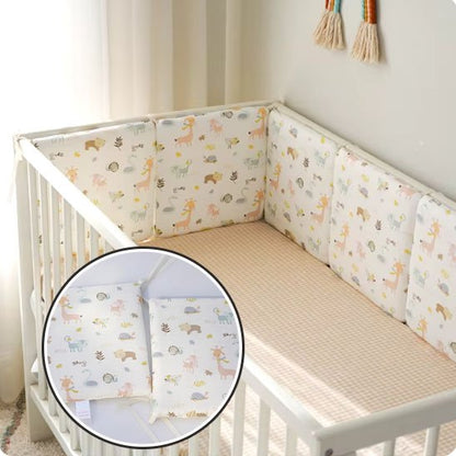Tour de lit bébé intégrée à l’univers de la chambre bébé