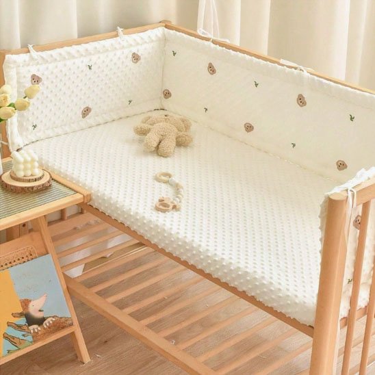 Tour de lit bébé utilisé pour les moments de découverte
