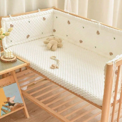 Tour de lit bébé utilisé pour les moments de découverte