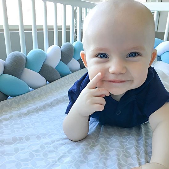 Tresse de lit intégrée à l’univers de la chambre bébé