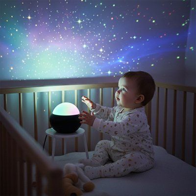 Veilleuse projection avec lumière tamisée pour créer une ambiance calme et rassurante au moment du coucher